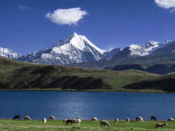 Chandratal Lake with Spiti Valley